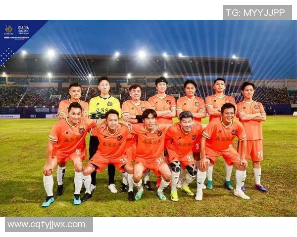 香港足球明星实拍展现球场风采与生活点滴的精彩瞬间